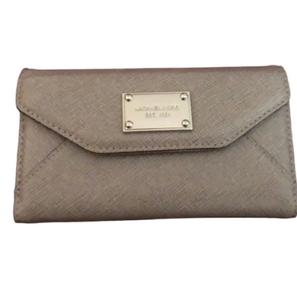 Micheal Kors silver saffiano mobile wristlet iPhone 5 case